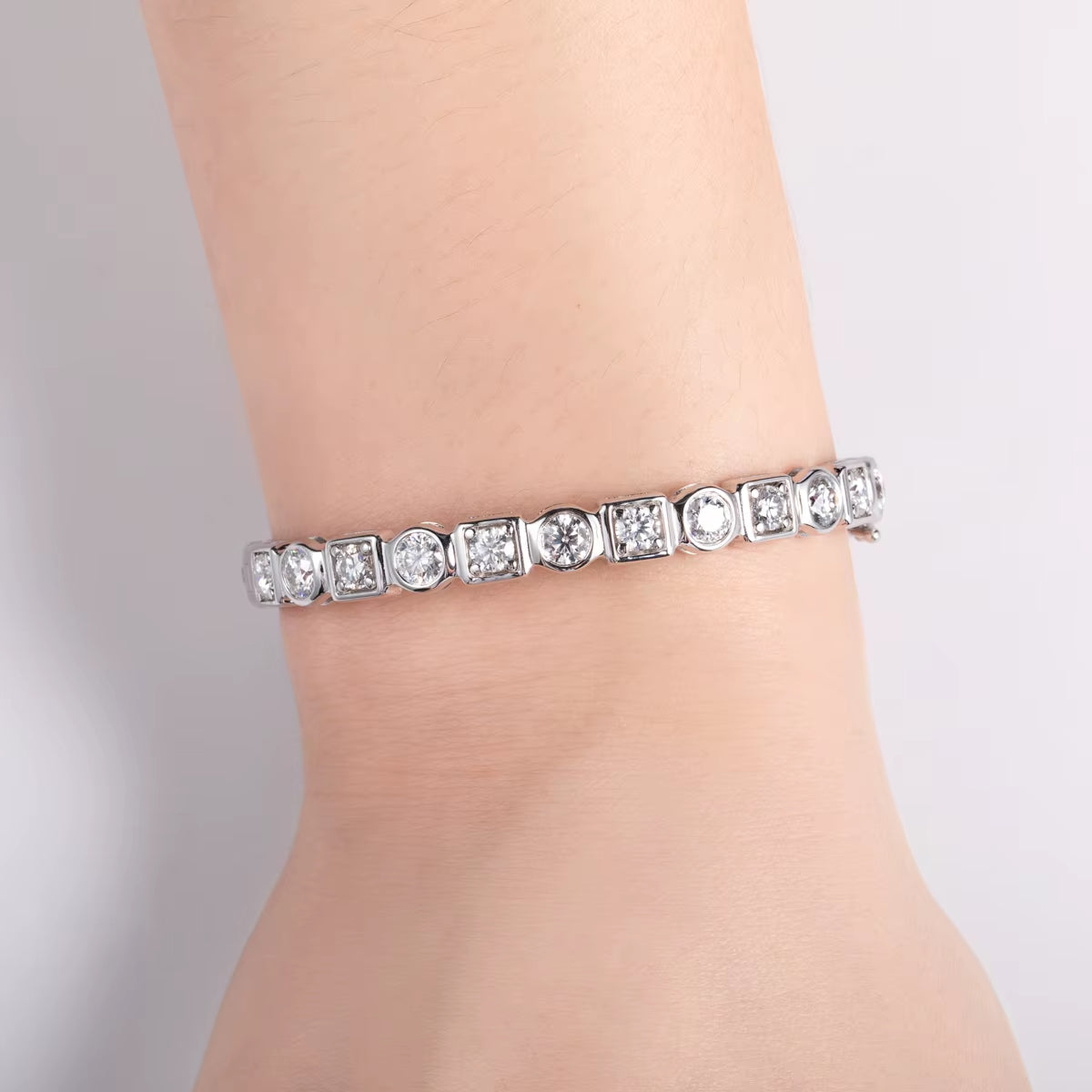 Anujewel 4.5Mm D Color Moissanite Diamond Luxurious Silver Bracelet 18K White Gold Plated Bezel Bangles for Woman Jewelry Gifts